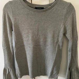 Stickad tröja  - Grå stickad tröja med utsväng arm i storlek 34