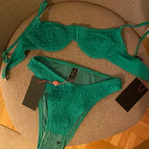 Assnyggt grönt (smaragdgrön) bikini set. Helt oanvändt med lappar kvar. Storlek xs. Köpt på asos, märket south Beach. (Säljer pga att returtiden gått ut🥲). Nypris 428 kr, säljer för 180 kr❤️‍🔥❤️‍🔥