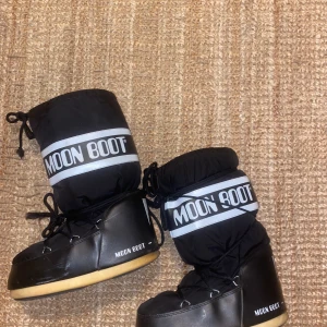 Moon Boots - Köpt förra vintern, storlek 39-41, men jag har oftast storlek 38 och den passar bra för mog