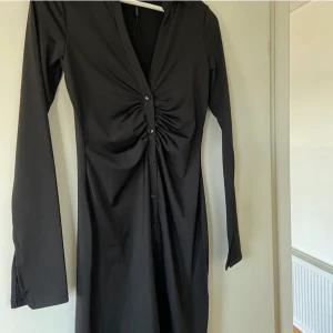 Klänning nelly - Så snygg modell med lite vida ärmar i slutet , Använd en gång, i storlek M köpt för. 300kr