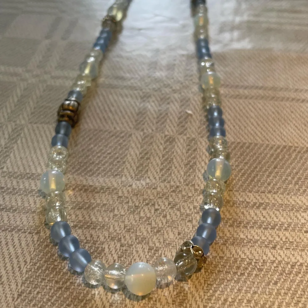 Halsband av antiksilver, glaspärlor och Opalit-pärlor. . Accessoarer.