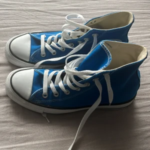 Blåa converse i storlek 39 - Oanvända
