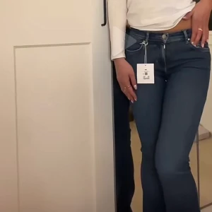 Långa lågmidjade jeans - !Lånade bilder från Sofia Grindeland! SJUKT snygga lågmidjade jeans! Strl 26/34 och går ända ner till golvet på mig som är 180 med långa ben. Endast använda en gång och säljer då jag har ett par nästan likadana! Kontakta för fler bilder💕