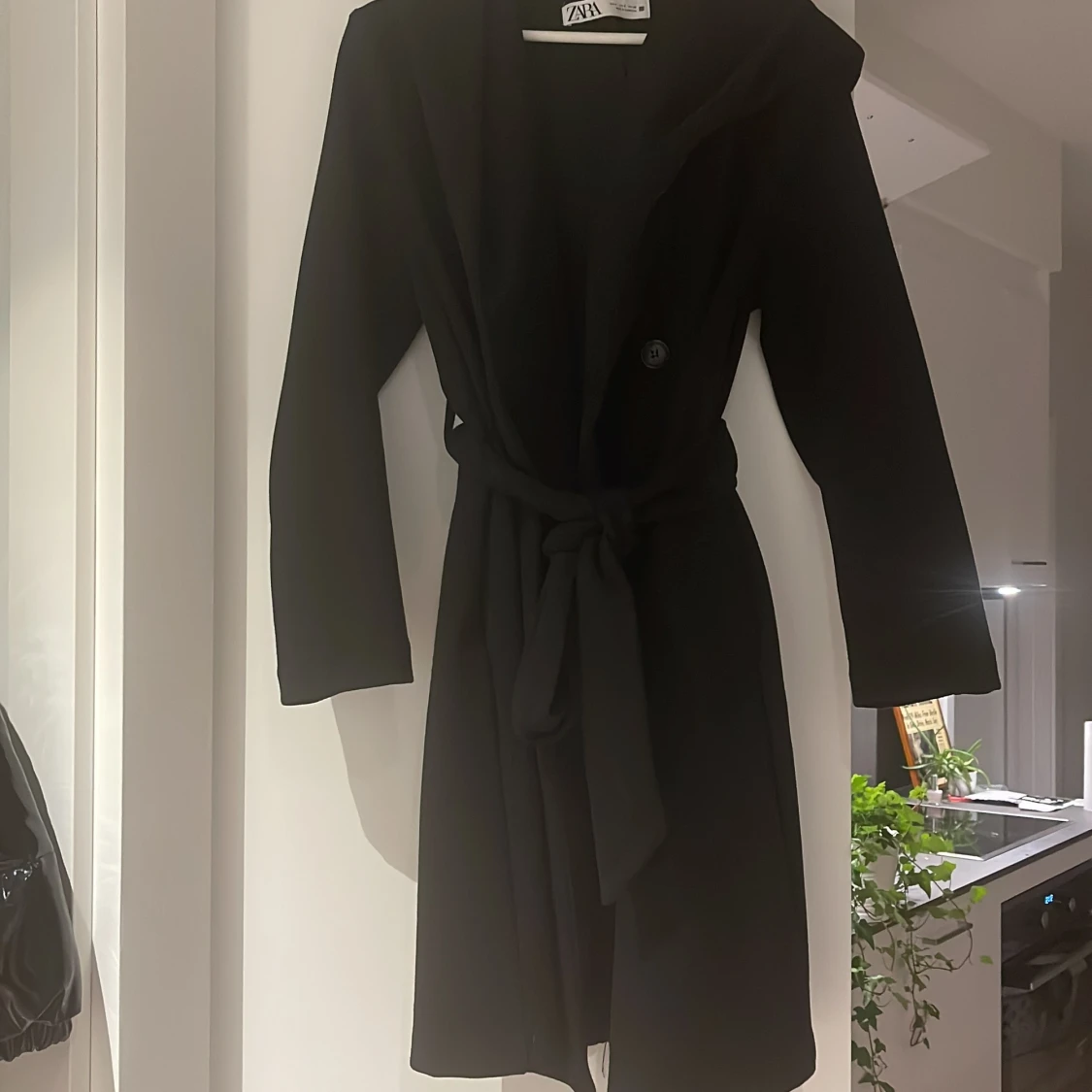 Kappa med luva och skärp Svart