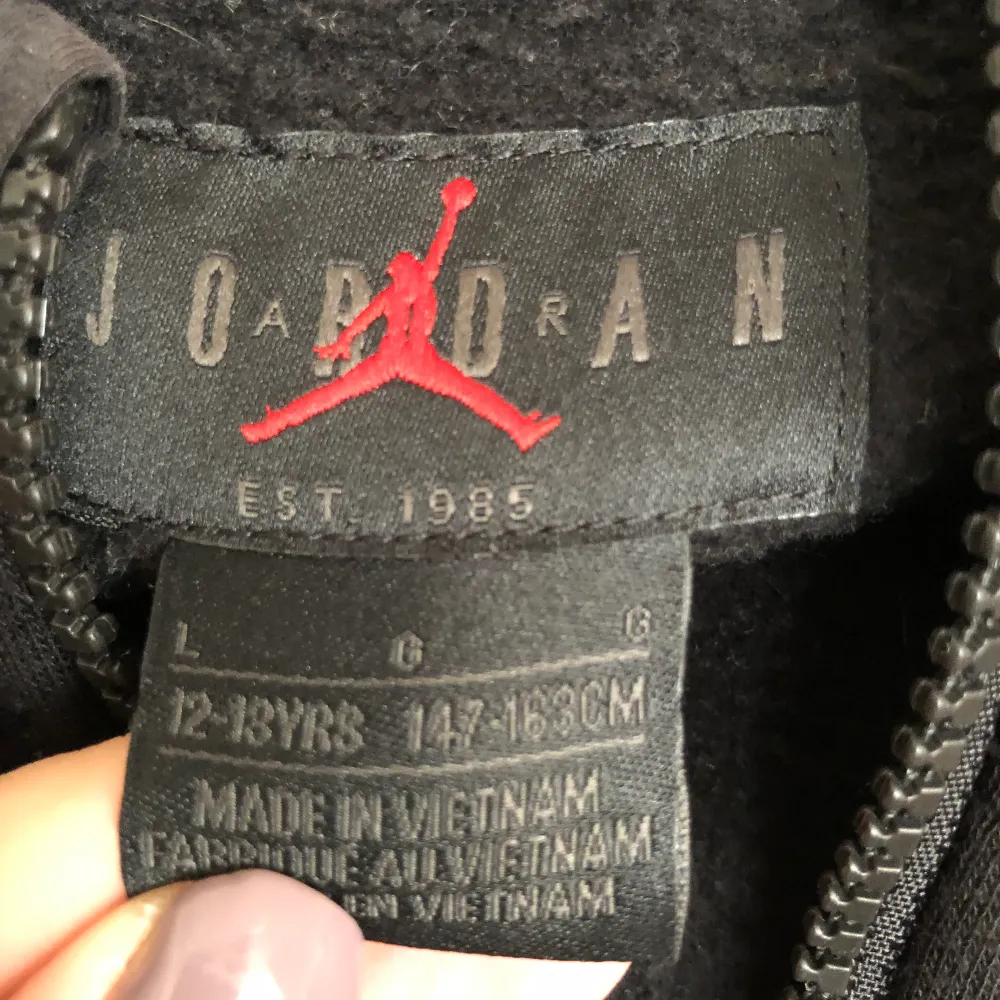 Jordan Nike hoodie med dragkedja, svart med tryck. Stort tryck på ryggen, litet på framsidan. Använd men är i fint skick. Annonsen finns på fler sidor. . Hoodies.
