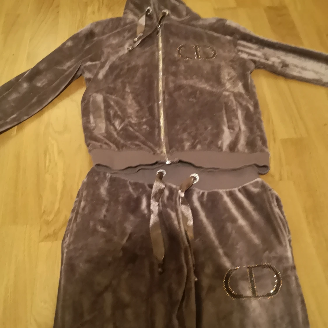 Storlek 146 för byxan och tröjan  - 90