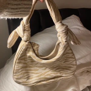 Zebra randig vöska - Säljer min superfina axelväska från zara! Köparen står för frakten