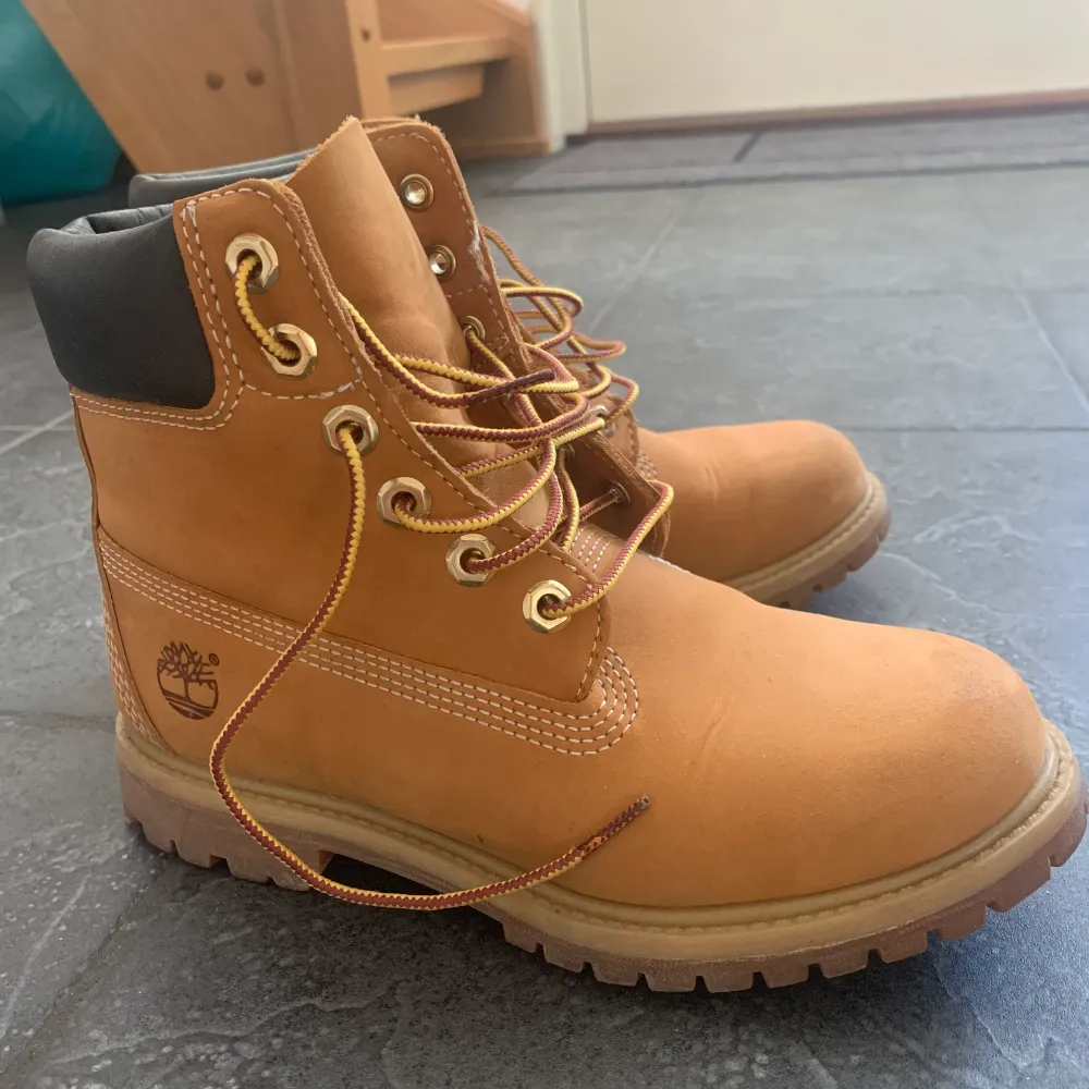 Säljer dessa klassiska timberlands kängor i strl 6 1/2 (amerikansk storlek), 36 Eu. Säljer då jag har 2 par och de andra paret passar min fot bättre. De har lite slitningar längst fram men är allmänt i bra skick. Kan skcika fler bilder privat! 🥰 . Skor.