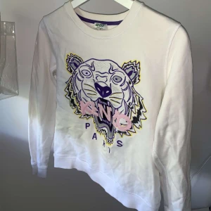 Kenzo tröja  - Äkta kenzo tröja i väldigt bra skick! Inga defekter eller liknande, storlek är M men är väldigt liten i storlek så skulle mer säga att den sitter som en S då jag vanligtvis brukar ha de💗