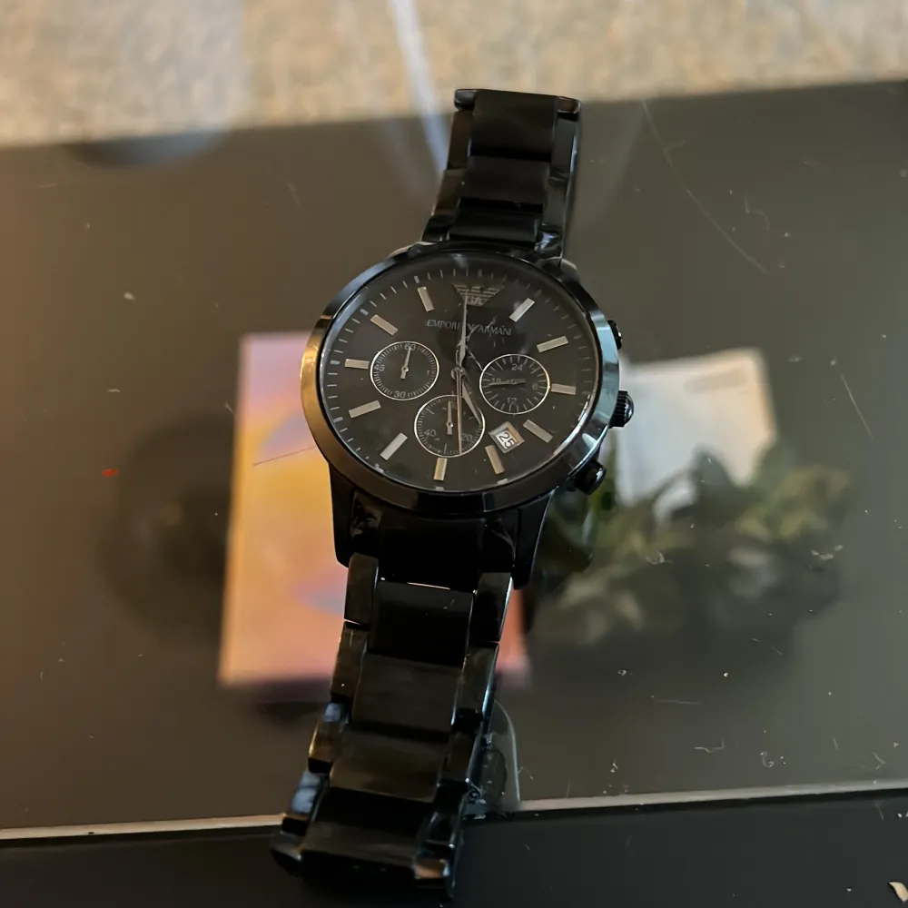 Säljer nu min klocka från Emperio Armani eftersom den knappt används längre. Lite repor på glaset men inte använd jättemycket. Skick ca 7/10. Nypris 5999:- . Accessoarer.
