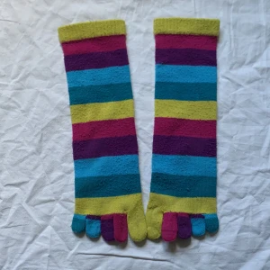 Tåstrumpor - Färgglada strumpor, har individuella tår. Varmt material, inga anti-slip prickar.