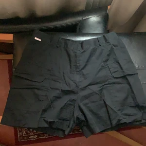 Svarta cargo shorts - Köpta på humana, använda en gång☺️