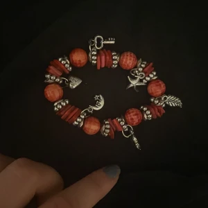 Armband! - Säljer detta röda armband med ett värde kring 300kr. I ny skick:) Frakt eller mötas upp i Kalmar:)