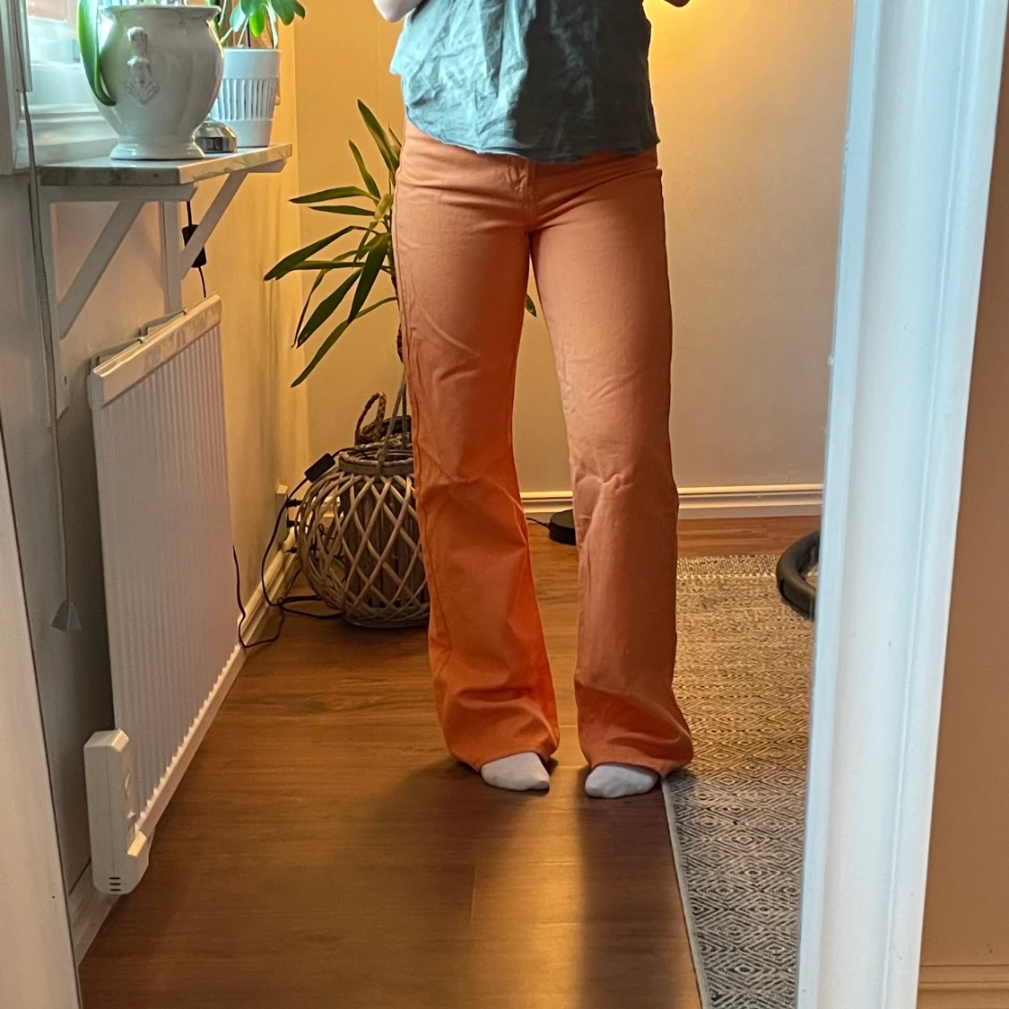 Skitcoola oranga jeans från bikbok. Säljer för att de är för långa och aldrig används. - 90