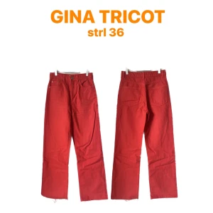 GINA TRICOT JEANS  - Ett par tomatröda jeans!! Så jäkla snygga men försmå för mig. Det är avklippta men fortfarande ganska långa. Passar perfekt på mig som är 174 cm och dom går hela vägen ner 💕💕