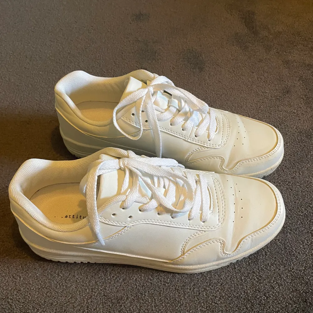 Helt par vanliga vita sneakers. Dem är köpa på Din sko och är storlek 41! Endast använda 2 gånger så dem är så gott som nya!!💕💕 Skriv vid intresse eller frågor!!. Skor.