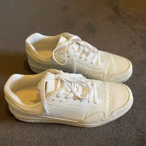 Helt par vanliga vita sneakers. Dem är köpa på Din sko och är storlek 41! Endast använda 2 gånger så dem är så gott som nya!!💕💕 Skriv vid intresse eller frågor!!