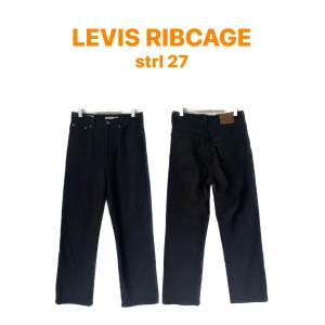 LEVIS RIBCAGE  - Svarta Levi’s ribcage enligt mig en av de bästa modellerna Levi’s släppt på länge!!  Dessa är använda men i otroligt bra skick.  Storlek w27 L27 💕💕 (( skulle intresset varit stort kommer jag starta en budgivning )) 