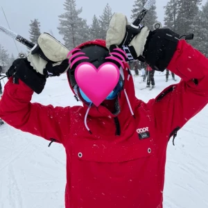 Dope Skidjacka - Skidjacka från Dope i riktigt bra skick💓💓Str XS men passar mig som brukar ha S och får plats med mycket under. Säljer då jag vill ha en annan färg. 