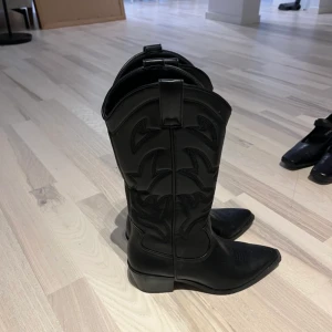 Skönt cowboy boots, knappt använda  - Nypris 700kr, kostar nu 500