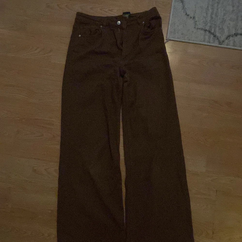Bruna snygga jeans i storlek 42, i gott skick från HM. Jeans & Byxor.