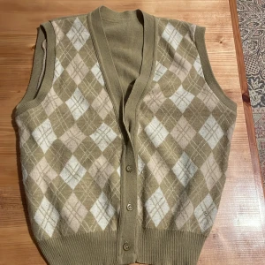 Stickad väst - fin beige stickat väst, använd 3 gånger typ 