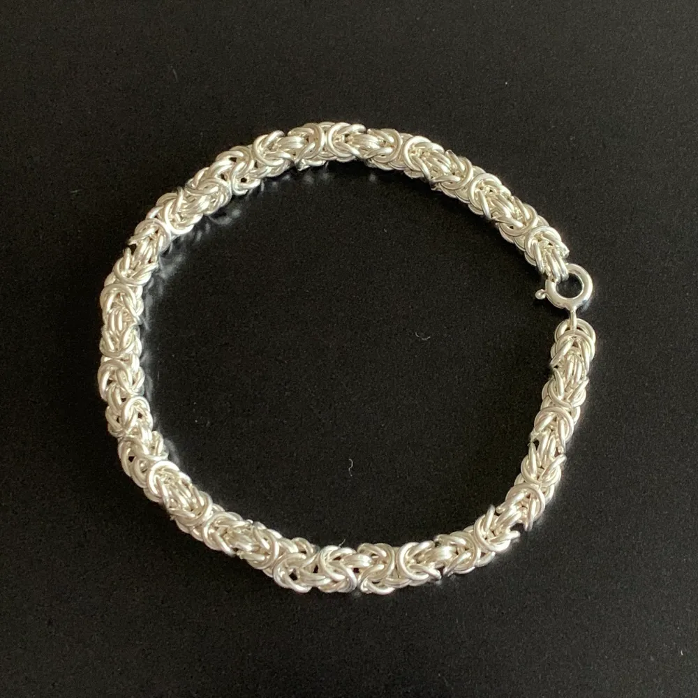 Handgjorda Kejsarlänk armband i 925 sterling silver. Finns 2 storlekar: 18cm och 21,5cm. Vikt 19-22 gram beroende på storlek. Tjocklek är 5 mm. Styckpris. Accessoarer.