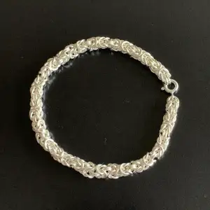 Handgjorda Kejsarlänk armband i 925 sterling silver. Finns 2 storlekar: 18cm och 21,5cm. Vikt 19-22 gram beroende på storlek. Tjocklek är 5 mm. Styckpris