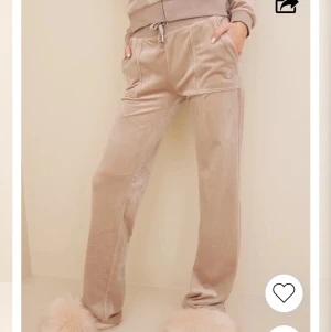 JUICYCOUTOURE - Säljer mina juicy byxor för jag fick hem fel storlek, prislappen sitter kvar och de är ändast testade, köpta på derass egna hemsida, skriv lm ni vill ha fler bilder💕