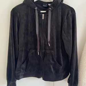 Gina Tricot storlek M - Mjuk, tunn hoodie från Gina tricot.  Matchande byxor finns också tillgängligt 