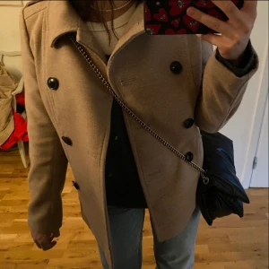 Kappa - Jättefin beige kappa perfekt till hösten! Storlek 36💓 pris kan diskuteras! Knappt använd 