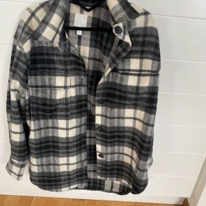 H&m - Rutig overzised tunnare jacka från H&m i storlek S. Köpt förra året. Köparen står för frakten.