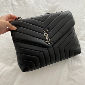 Ysl loulou väska - Skit snygg ysl lou lou väska i storlek medium. Köpt i Turkiet och nästan inte alls använd då jag har alldeles för många väskor 😄 väskan är gjord av äkta skinn!  För fler frågor och bilder hör gärna av er!  