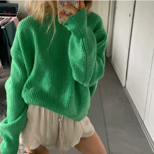 Stickad tröja - ❗️lånad bild❗️Säljer denna superfina gröna tröja. Då jag inte använder den så mycket. Den sitter oversize på mig då jag är en Xs. Så mysig och skön💕💚