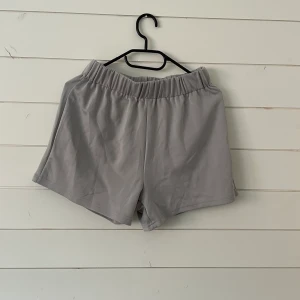 Mjukisshorts - Snygga gråa mjukis shorts från Shein storlek S, fint skick!