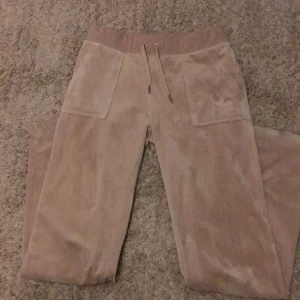 Juicy byxor - Säljer dessa fina juicy byxor som inte kommer till användning köptes i början av september och prislapp finns med, ändast använda 2 gånger❤️
