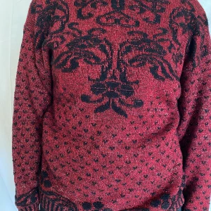 Sweatshirt glammig - Riktigt fin unik långärmad tröja. Rödare än bilden och lite glittrig. Väldigt vacker mönster som passar perfekt till kallare tider.