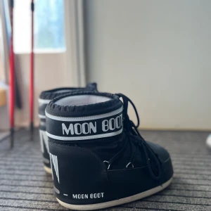 Moon boots - Super coola Moon boots som jag knappt använt då jag fick massa andra skor. Jag har 41 men funkar även för mindre och 42. Har en lite repa på insidan men annars inga difektet.❣️