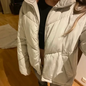 Vinterjacka  - Så fin vinterjacka från H&M i fint skick! En dragsko är tyvärr trasig🙏🏻 Strl M och är oversized på mig som brukar ha S💕