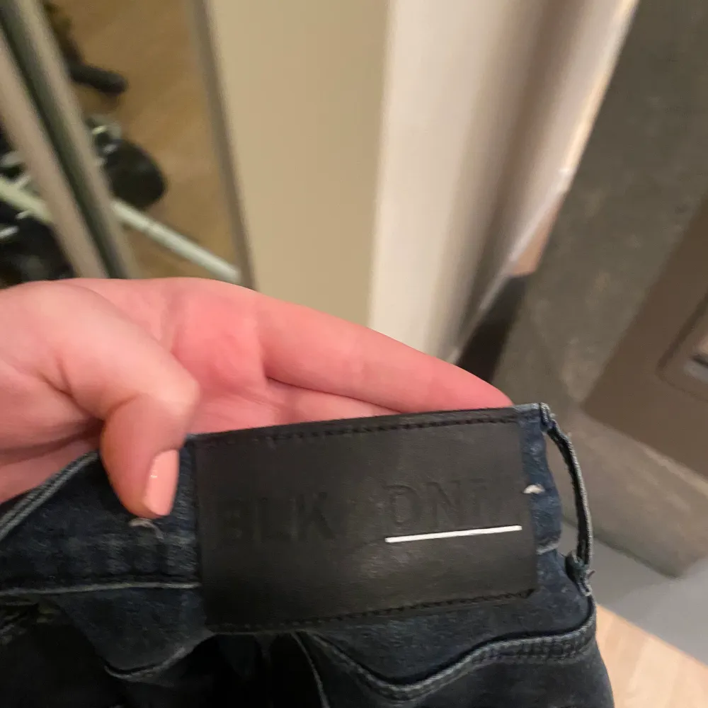Skit snygga mörkblåa boot cut jeans som jag själv sytt till lågmidjade men de är inget man ser! 🫶🏼🫶🏼 säljer för att jag redan har några o använder inte dem. Står ingen storlek men dem passar mig som brukar ha 36 eller 26 i jeans! Dem är också riktigt lång! . Jeans & Byxor.