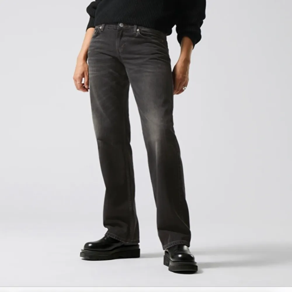 Säljer dessa lågmidjade jeansen från Weekday i modellen Arrow Low Straight💕. Är endast använda några gånger och nästan helt utsålda på weekdays hemsida. Köpte för 590kr🌸. Skriv ifall ni undrar över något! ⚠️ANVÄNDER MIG INTE AV KÖP NU FUNKTIONEN⚠️. Jeans & Byxor.