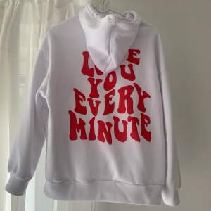 Vit hoodie från Shein med rött tryck på ryggen. Står ”Love You Evert Minute”. Oversized, passar XS-M ungefär. Använd fåtal gånger