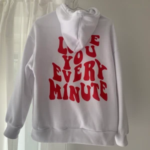 Hoodie med tryck - Vit hoodie från Shein med rött tryck på ryggen. Står ”Love You Evert Minute”. Oversized, passar XS-M ungefär. Använd fåtal gånger