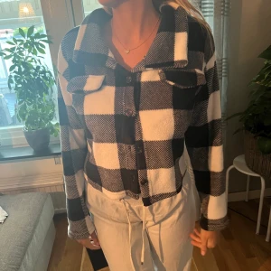 Rutig kofta  - Super mysig kofta i en fint rutigt mönster.  Köparen står för frakt. 