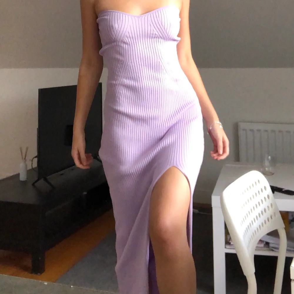 En vacker ny lila klänning från GinaTricot! 💜 Säljer pga den är för stor för mig (se bilder). Storleken är S, men jag skulle säga att den passar S/M. Nypris: 400kr, MITT PRIS: 150kr. Provad en gång!🤍. Klänningar.