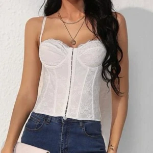 Korsett topp - Säljer min fina korsett topp ifrån shein, använd 1 gång! Storlek m men passar S också. Bilderna är från hemsidan så Skriv för egna bilder! 