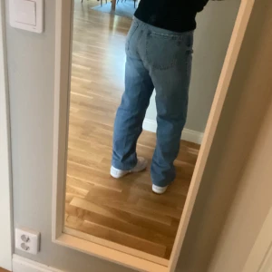 Mörkblåa highwaist jeans - Säljer ett par highwaist straight leg mörkblåa jeans från Bershka beställda på Zalando. Använt flitigt men har inga fel etc. 200kr+frakt💙