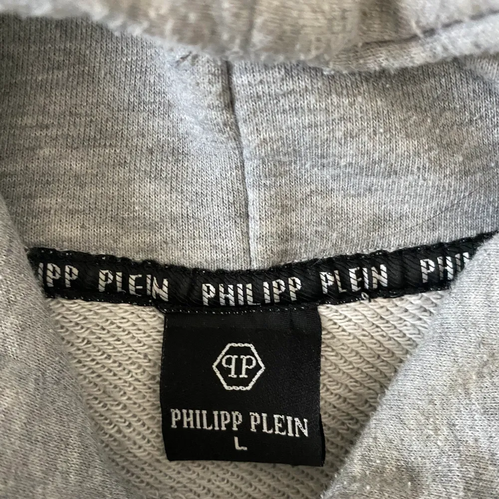 Philipp plein hoodie i storlek S/M. Skön, fin, mysig, i bra skick. Kontakta gärna för fler bilder om det behövs. . Tröjor & Koftor.