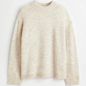 Stickad tröja - Supergosig stickad beige tröja ifrån H&M. Använd 3 gånger, så den är väldigt sparsamt använd. Storleken är L men passar perfekt till den som har S eller M då den är lite mindre i storleken. Köparen står alltid för frakten, postbevis skickas alltid💕💕