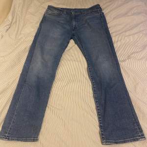 Säljer mina Levis 502 jeans då jag vuxit ur dem.  Väldigt bekväm passform. Storlek 33/32
